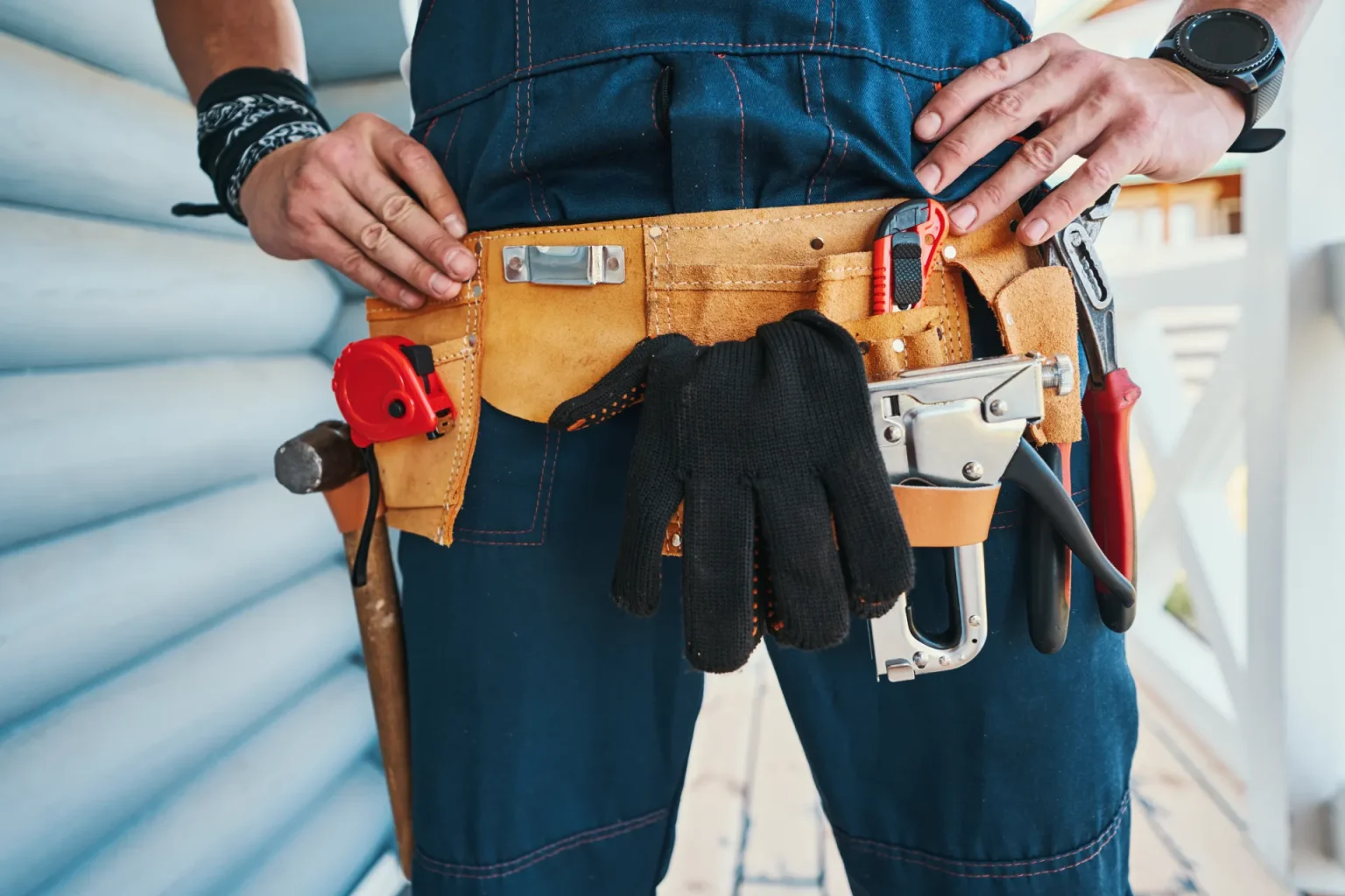 Ceinture à outils d’un technicien pour le dépannage de volets roulants