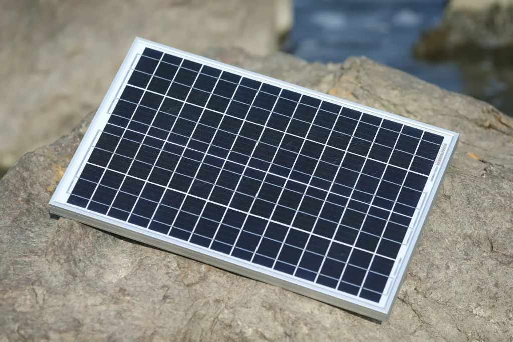 Petit panneau photovoltaïque vu en gros plan – installation de volet roulant solaire à Vence