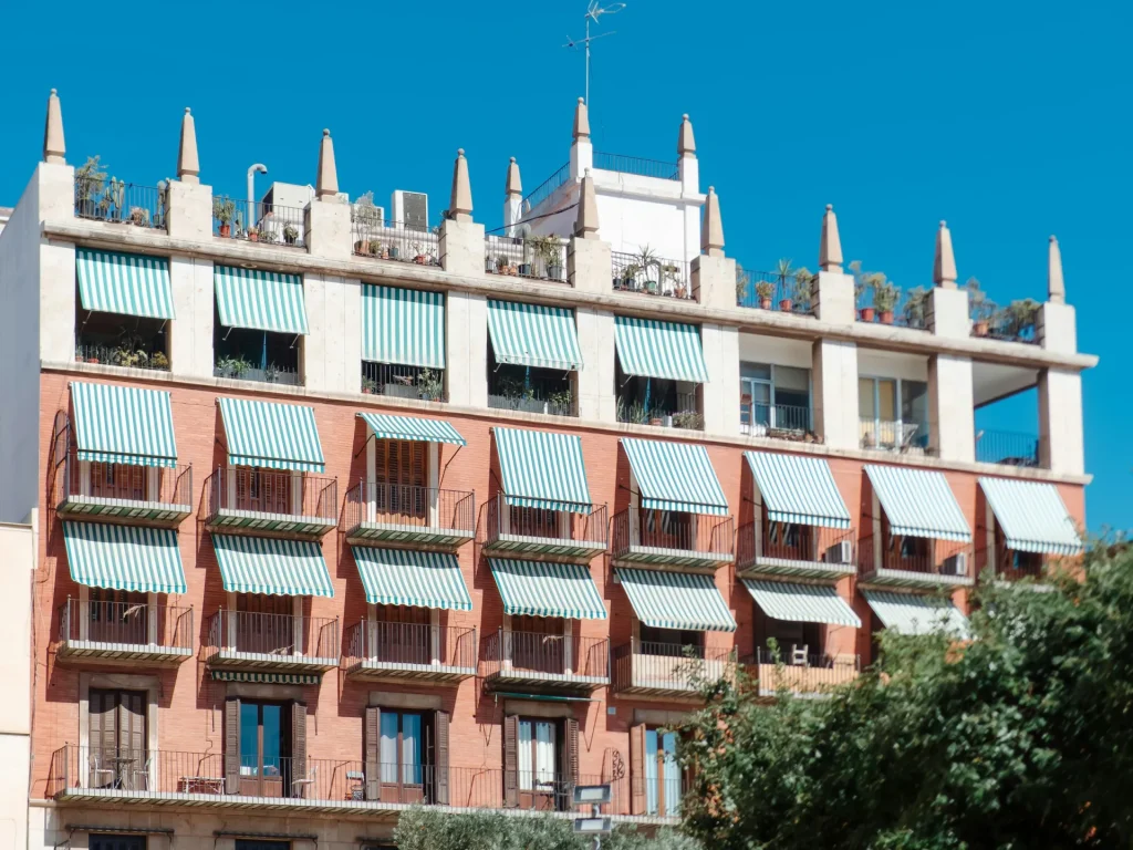 Store banne déployé sur une façade de maison – store extérieur à La Trinité