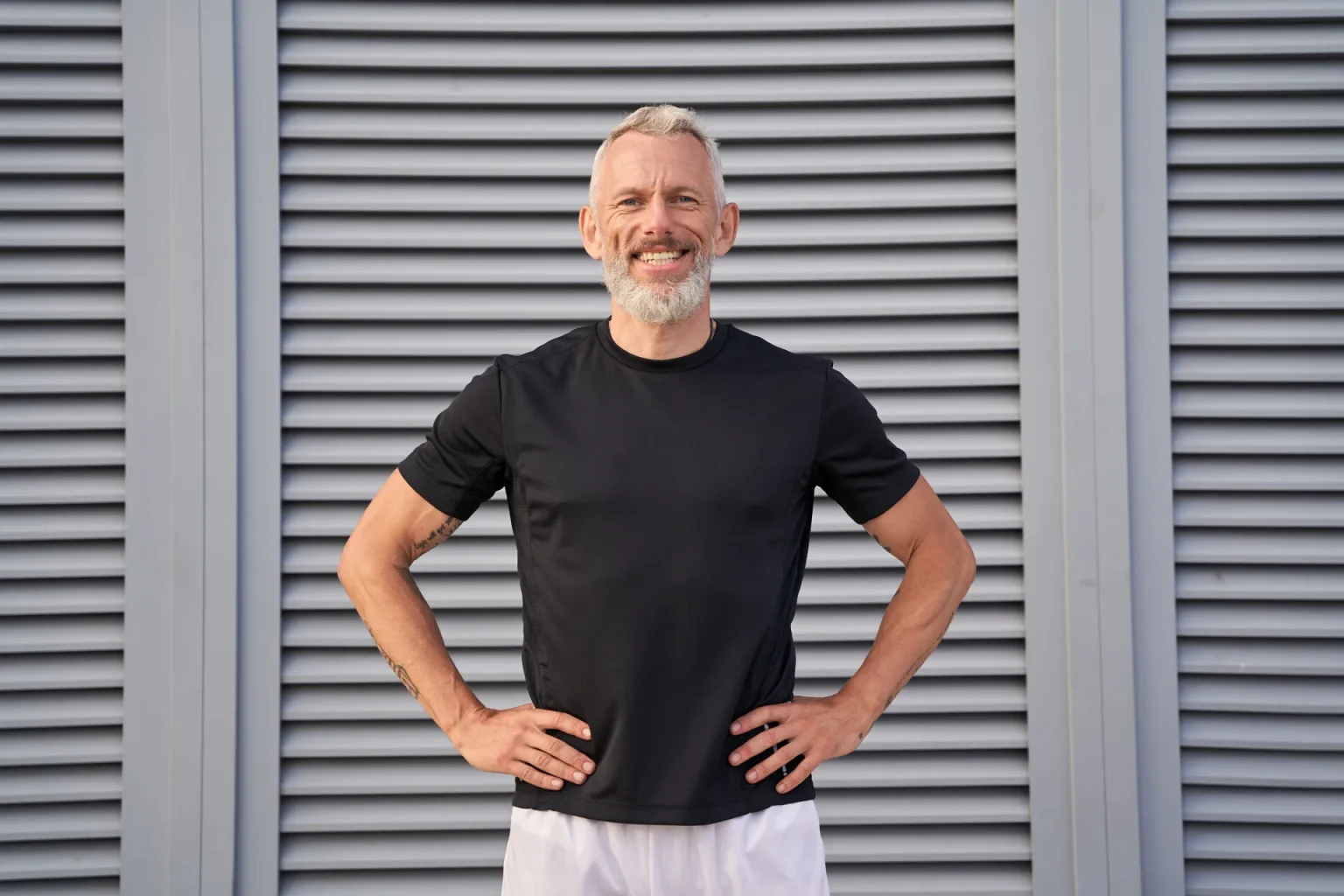 Technicien souriant devant des lames grises