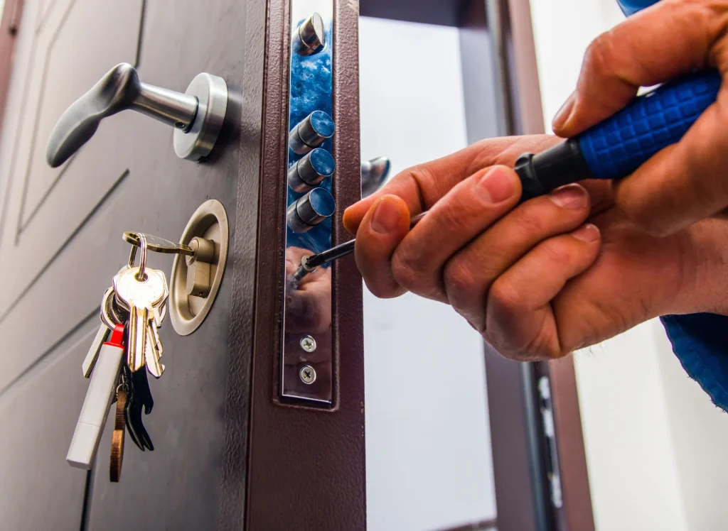 Serrurier changeant le cylindre d’une serrure multipoints, lors d’une installation de porte blindée à Grasse