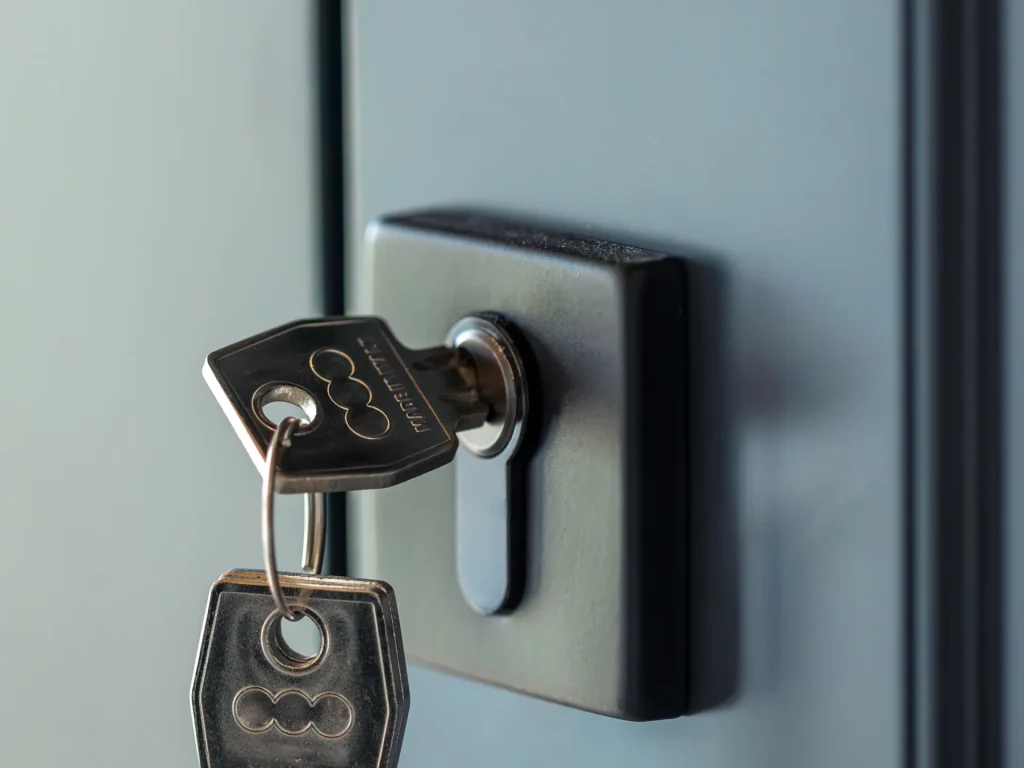 Clés engagées dans le cylindre d’une porte d’entrée moderne, pour une installation de porte blindée à Opio
