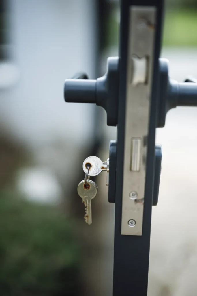 Clé engagée dans une serrure à larder sur la tranche d’une porte d’entrée, avant une installation de porte blindée à Châteauneuf-Grasse