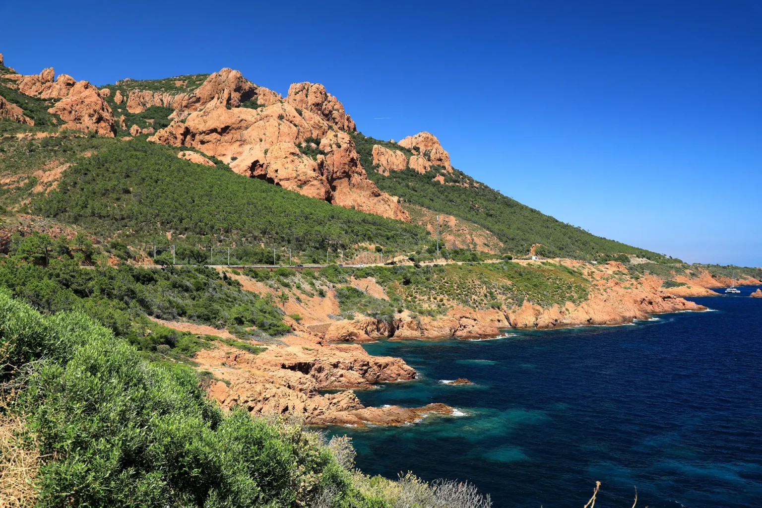 Corniche d'Or dans le massif de l'Estérel : roches rouges plongeant dans la Méditerranée