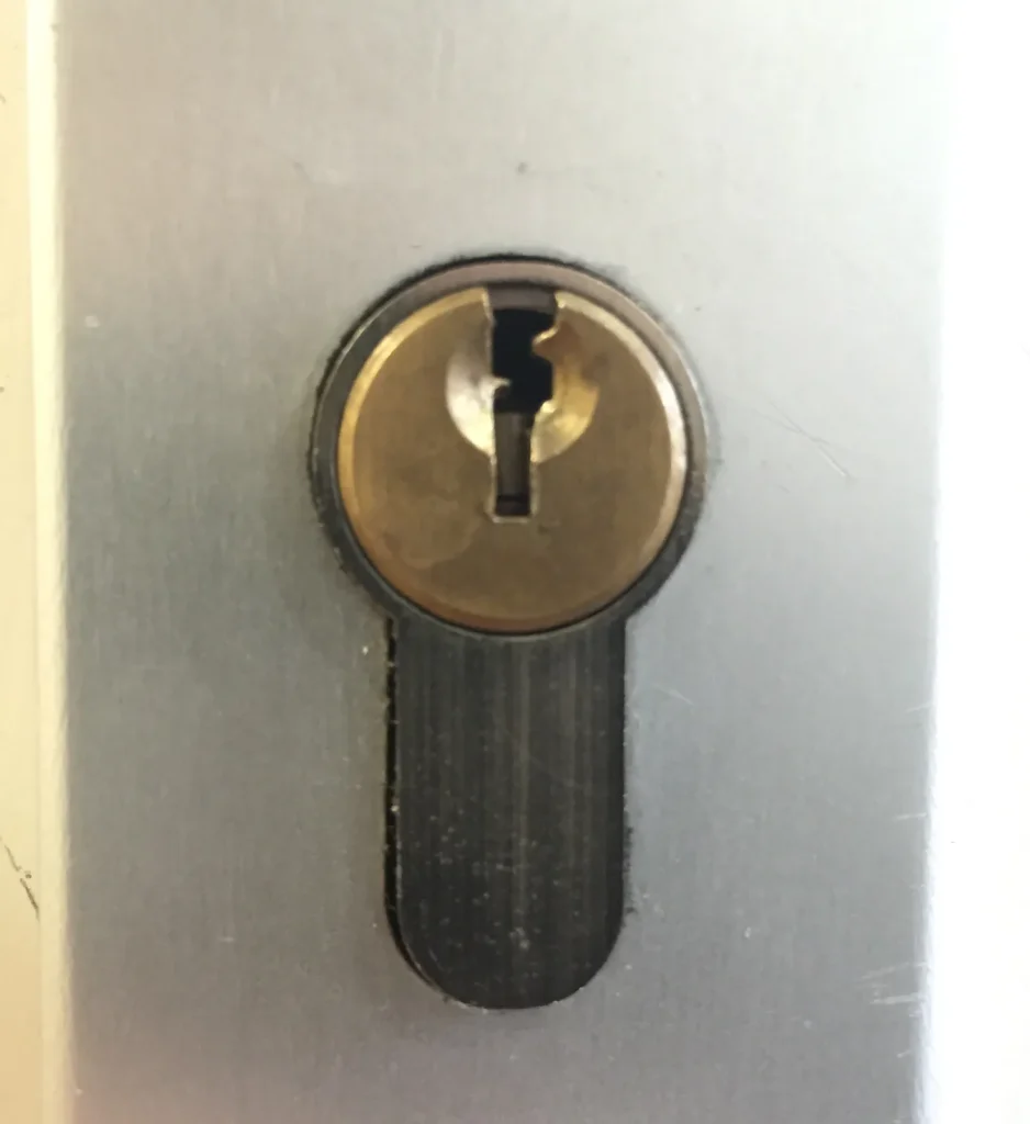 Cylindre de serrure en gros plan sur une porte d’entrée : installation de porte blindée à Carros
