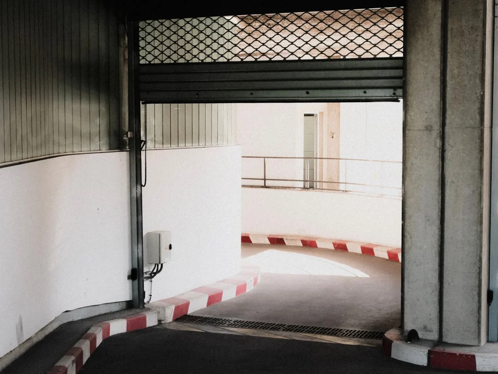 Grille métallique à enroulement à l’entrée d’un parking – panne volet roulant