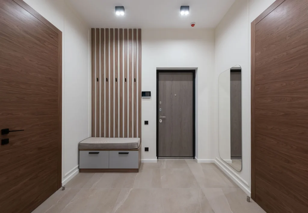 Entrée d’appartement avec une porte d’entrée gris anthracite au bout du couloir : pose de porte blindée