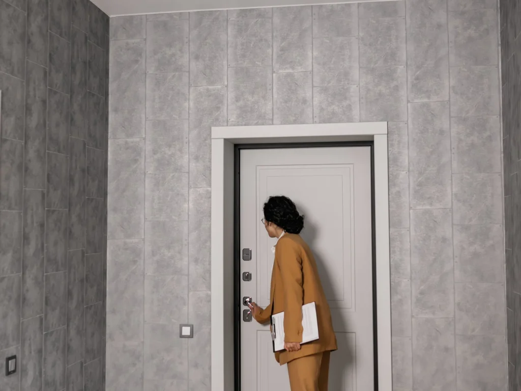 Porte d’entrée d’appartement entrouverte sur un intérieur, installation de porte blindée à Vallauris