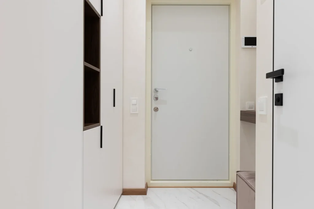 Porte d’entrée claire vue depuis le hall d’un appartement, exemple d’installation de porte blindée à Menton