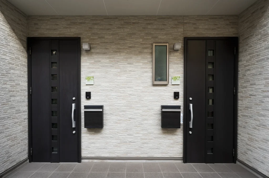 Deux portes palières sombres sur un palier d’immeuble : installation de porte blindée à Saint-André-de-la-Roche