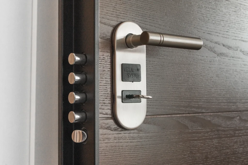 Tranche d’une porte blindée montrant les pênes de sa serrure multipoints : installation de porte blindée au Tignet
