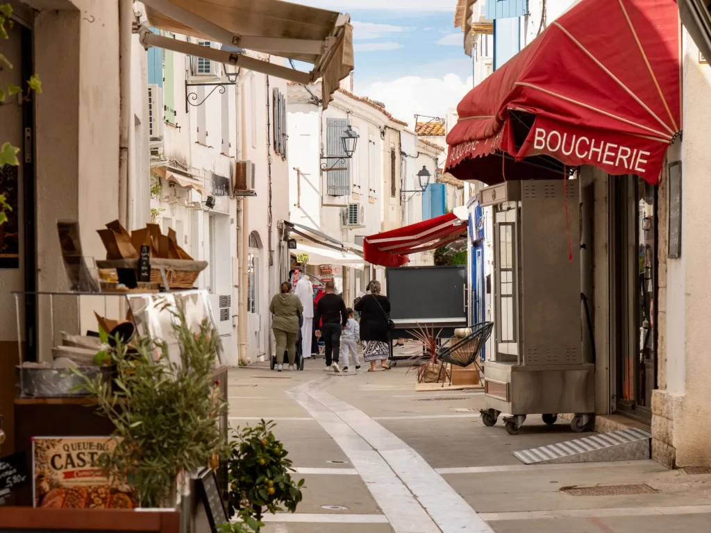 Store banne rouge au-dessus de la devanture d’un commerce dans une rue piétonne – stores extérieurs à Grasse