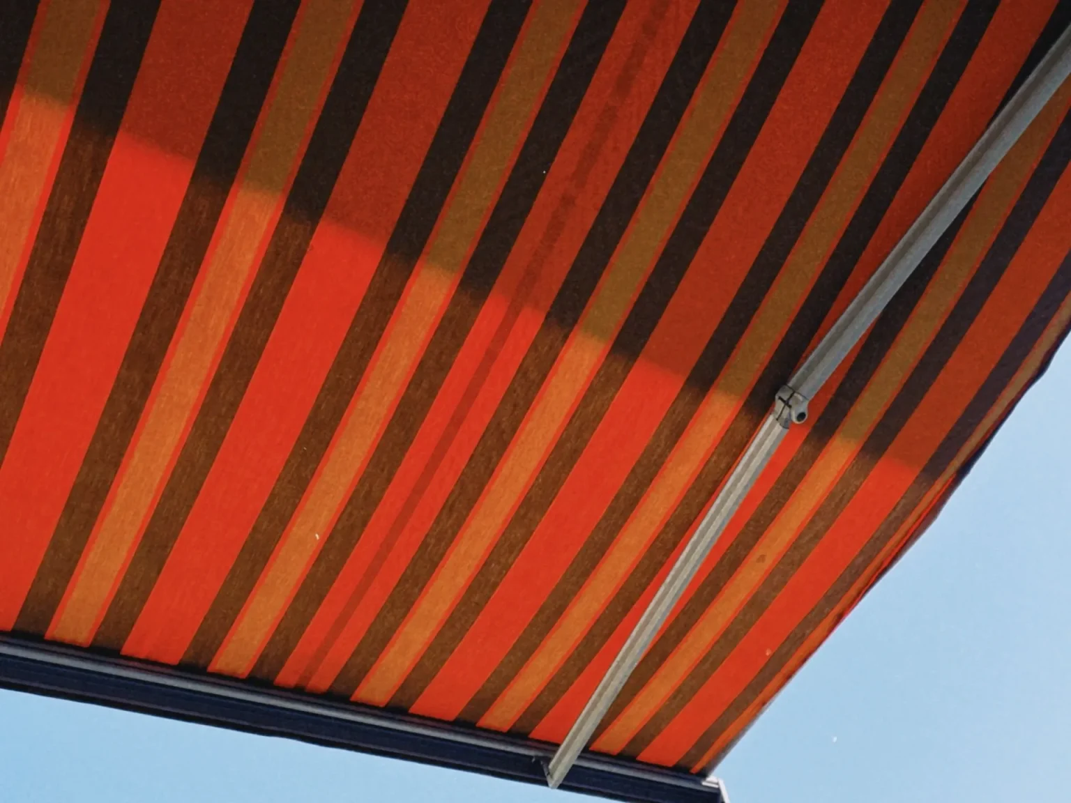Toile rayée rouge d’un store banne vue de dessous