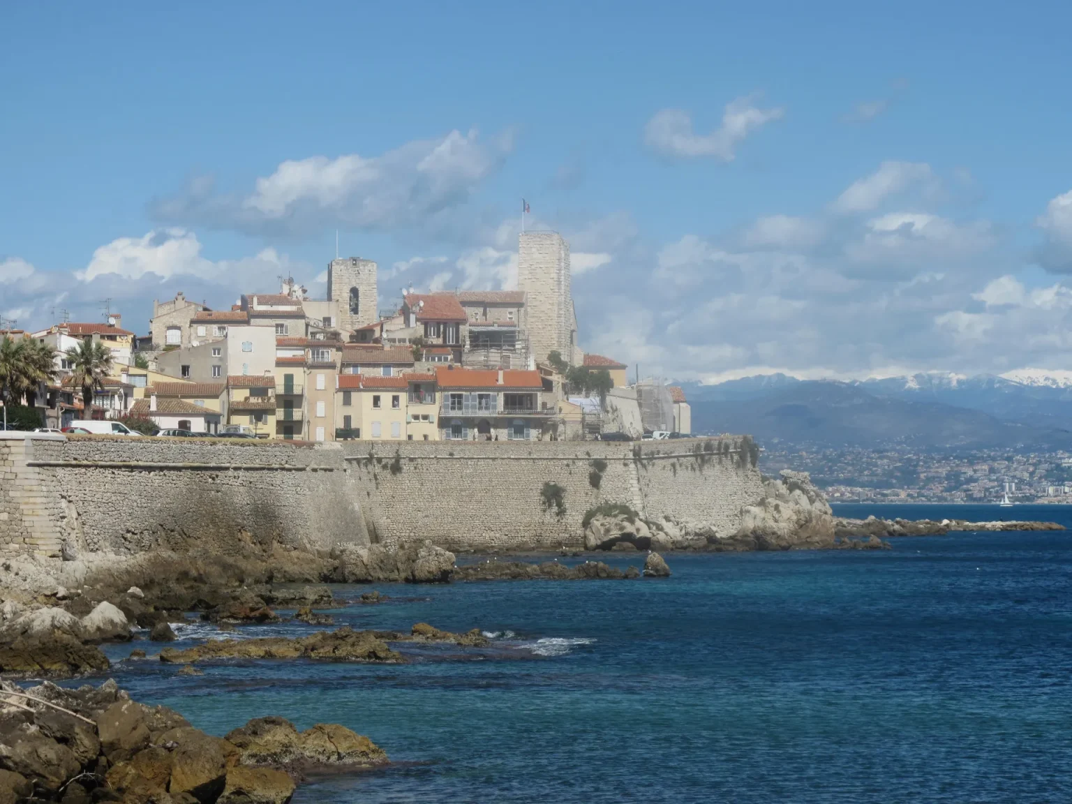 Les remparts et la vieille ville d'Antibes en bord de mer, avec le château Grimaldi