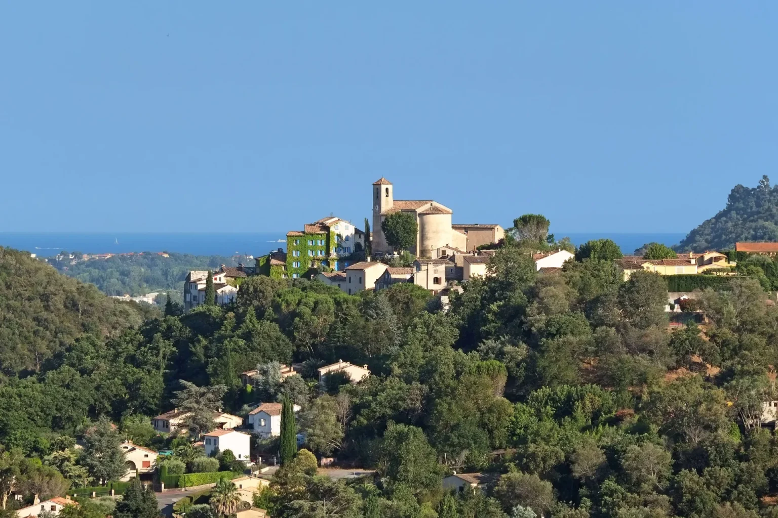 Auribeau-sur-Siagne : le village perché au-dessus de la vallée de la Siagne