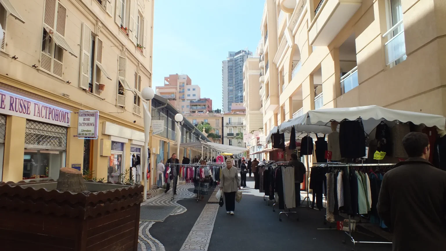 Beausoleil : rue commerçante du centre-ville un jour de marché