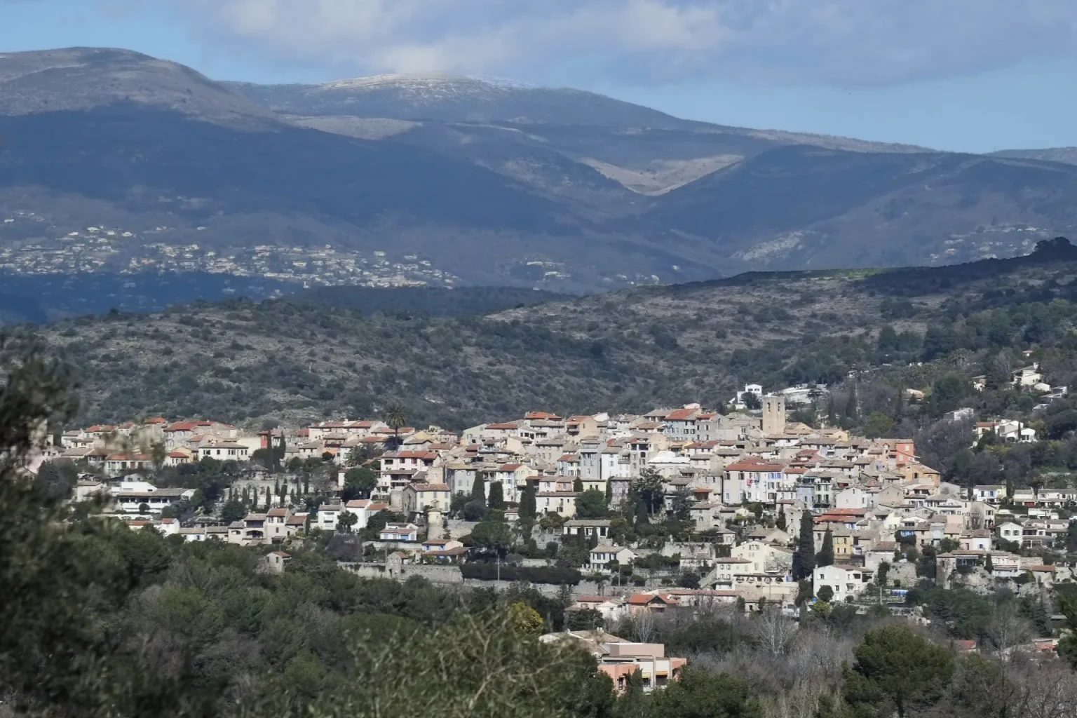 Le village de Biot vu depuis le chemin de l'Orangerie, avec les Préalpes en arrière-plan