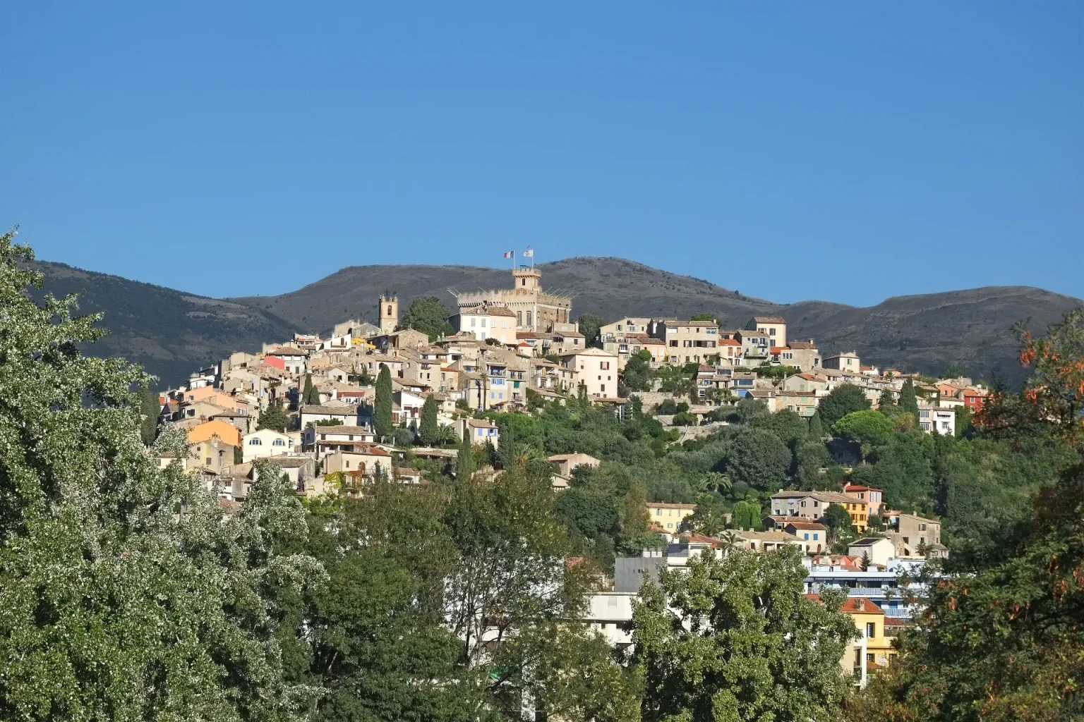 Le Haut-de-Cagnes et son château Grimaldi, vus depuis l'hippodrome de Cagnes-sur-Mer