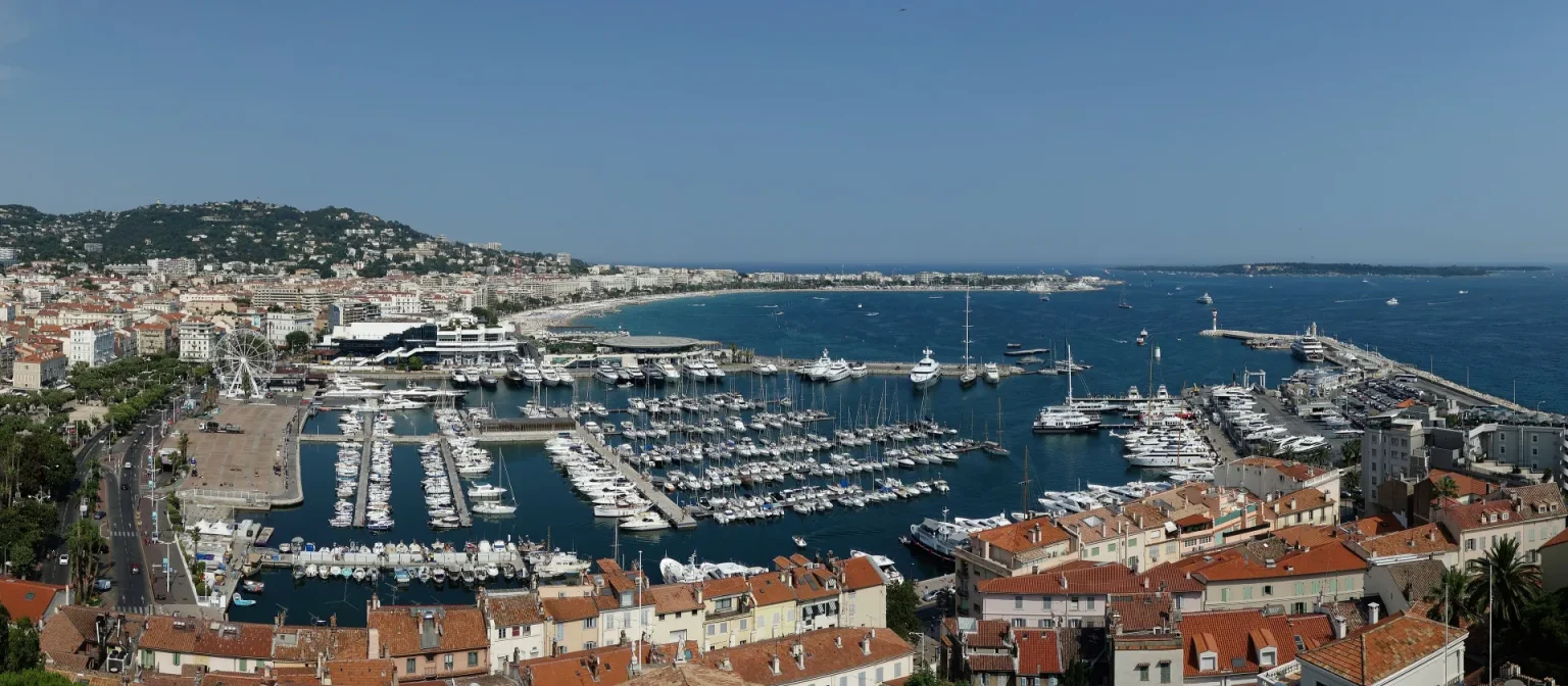 Le vieux port de Cannes, la Croisette et la baie vus depuis la tour du Suquet