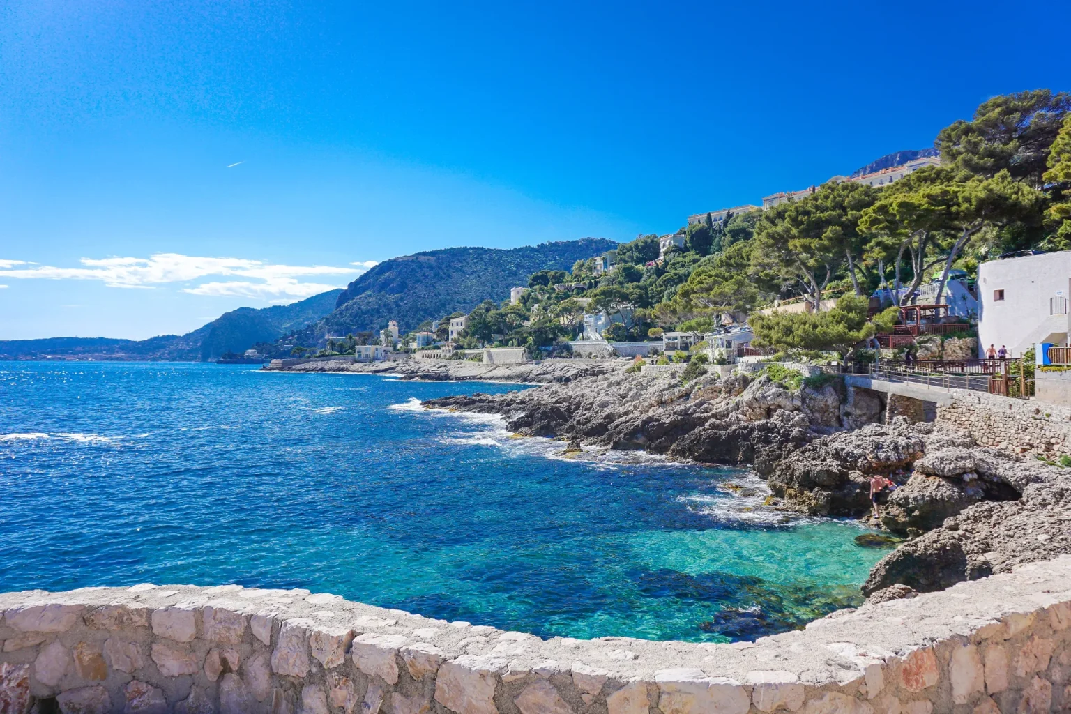 Cap-d’Ail : le littoral rocheux et la mer turquoise au pied des villas