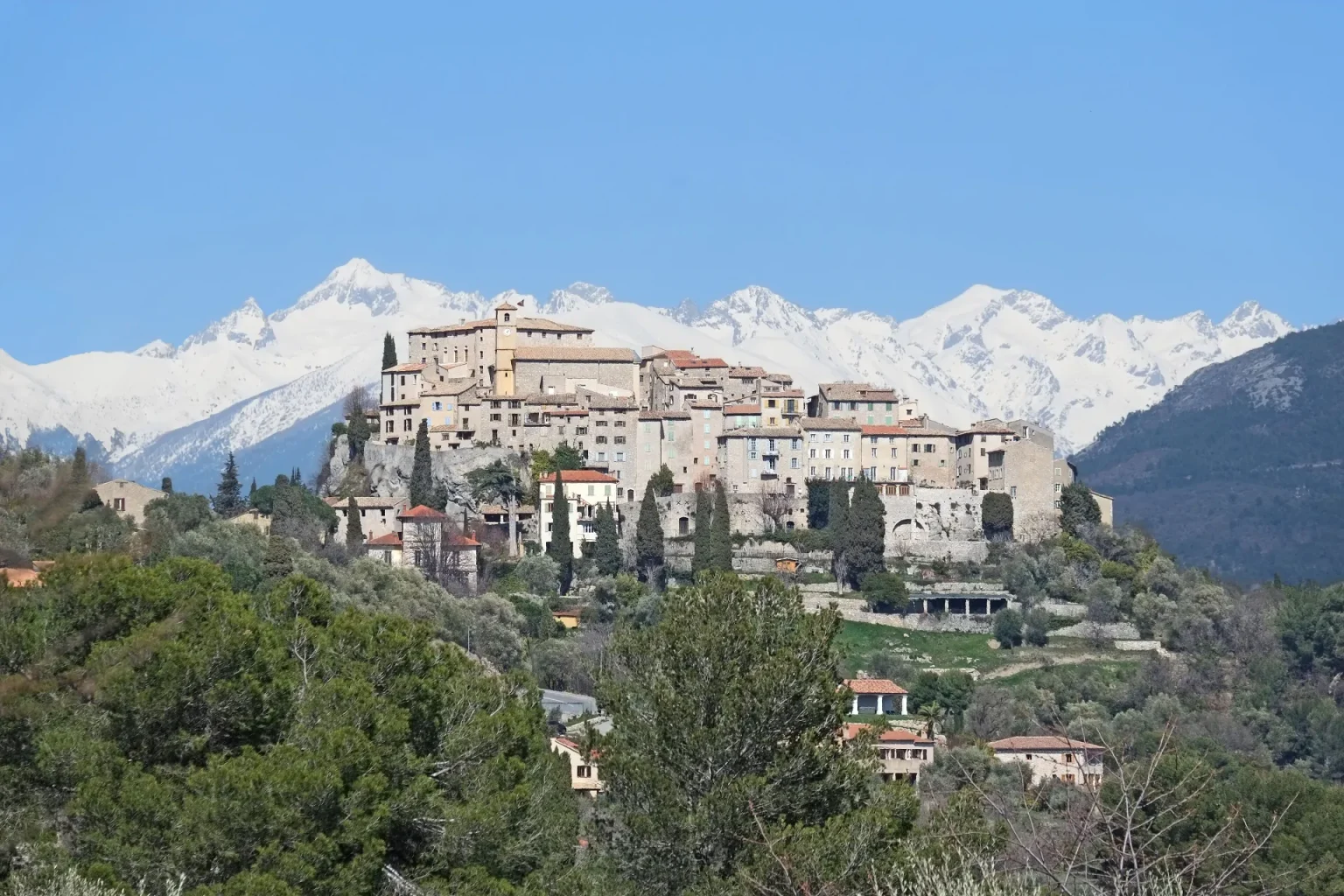 Carros : le village perché et les sommets enneigés du Mercantour