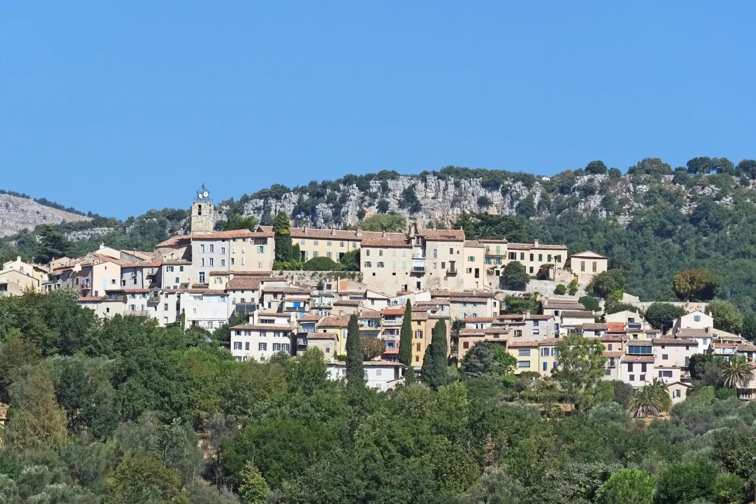 Châteauneuf-Grasse : le village perché vu depuis le golf