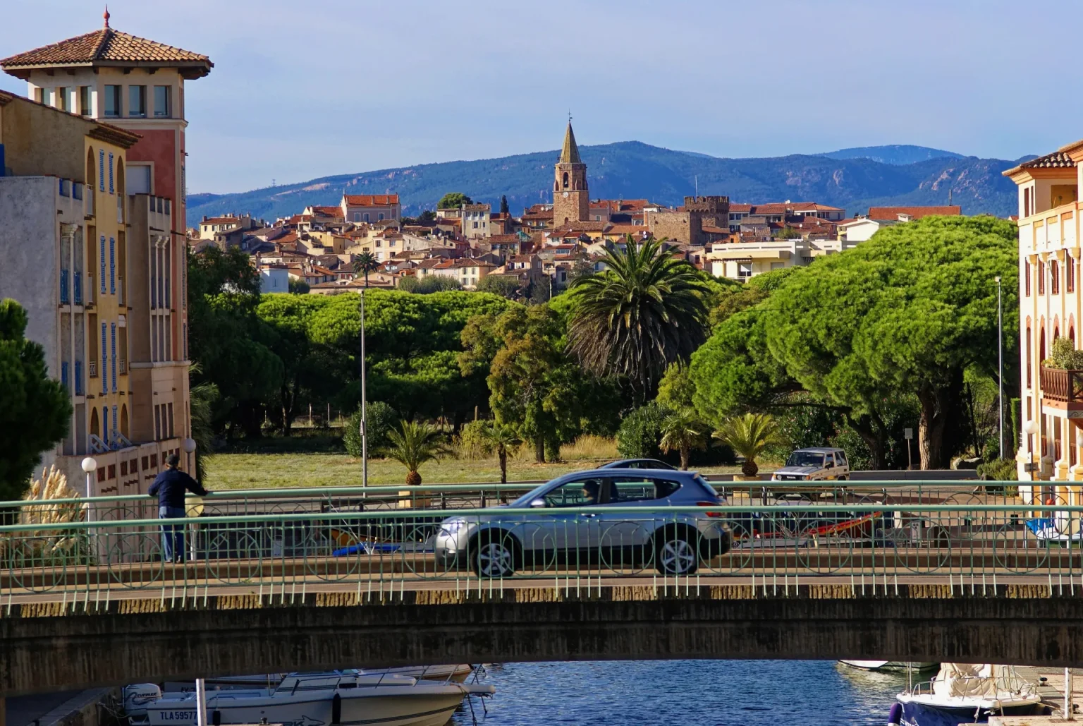 Le centre historique de Fréjus et le clocher de sa cathédrale, vus depuis Port-Fréjus