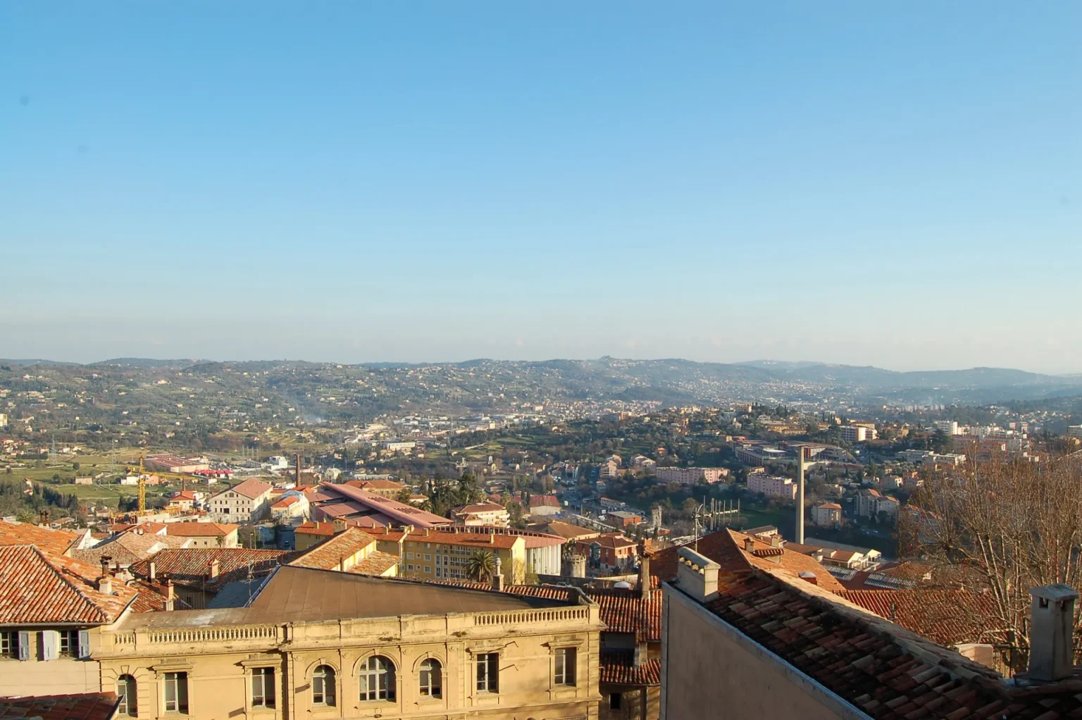 Vue sur les toits de Grasse et les collines du pays grassois par temps clair