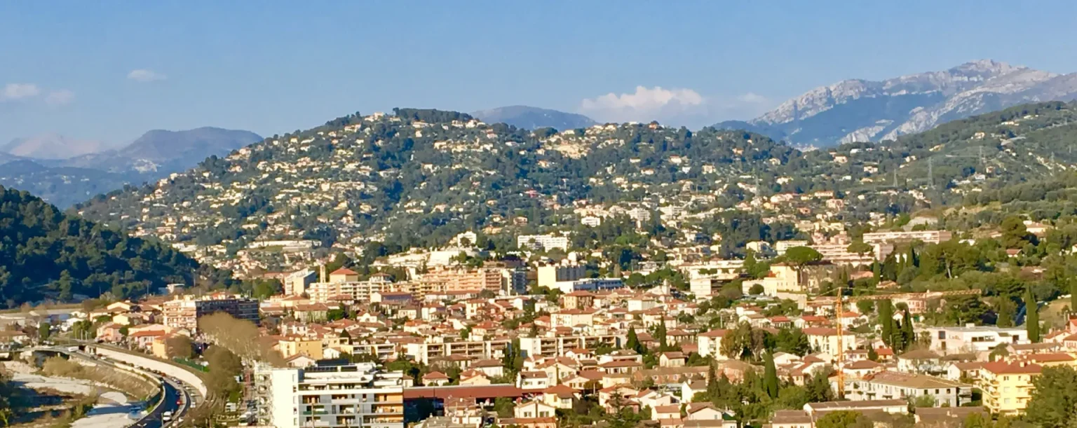 Vue panoramique de La Trinité dans la vallée du Paillon