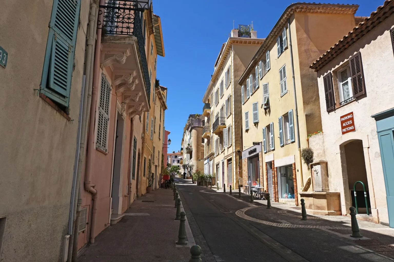 La rue Saint-Sauveur et ses façades colorées dans le vieux Cannet, au Cannet