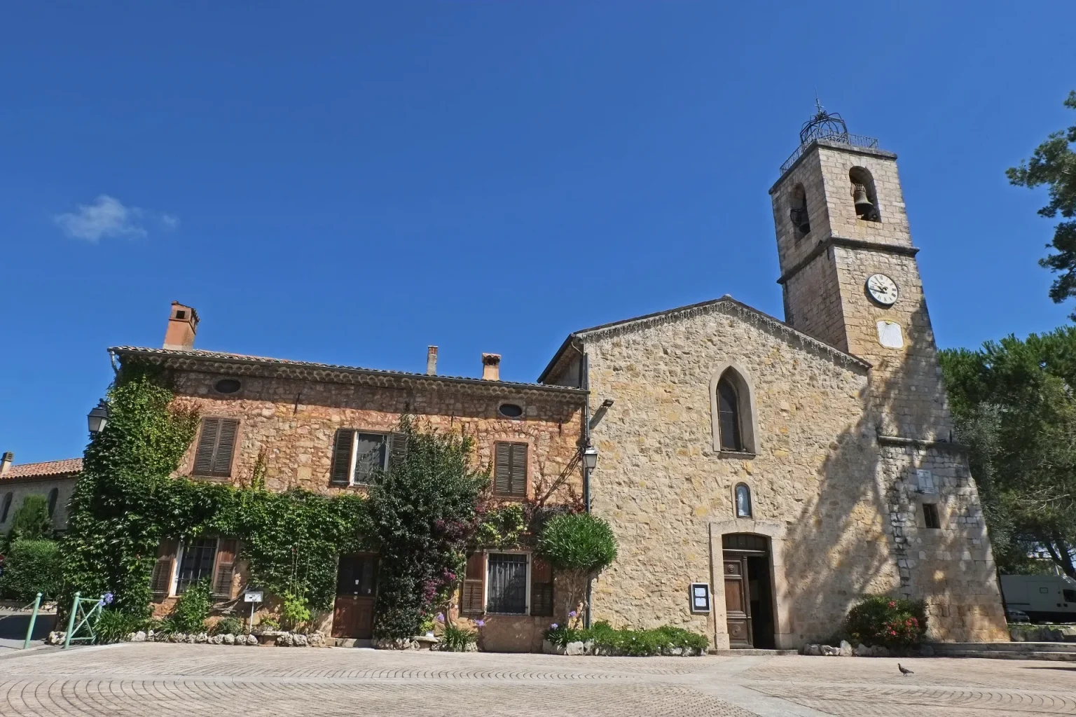 Le Rouret : l’église du village et une maison mitoyenne