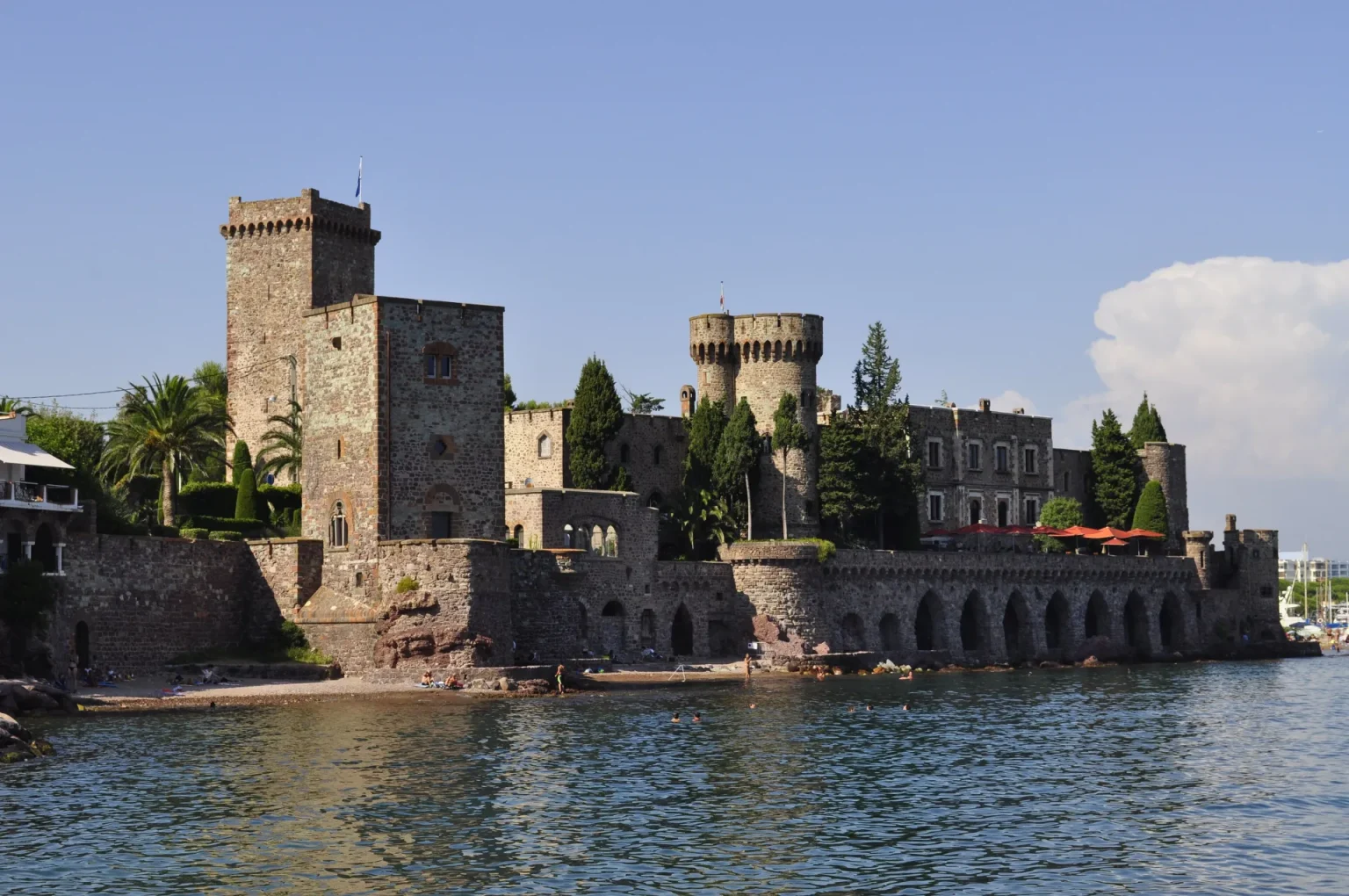 Le château de La Napoule à Mandelieu-la-Napoule, vu depuis la plage de la Raguette