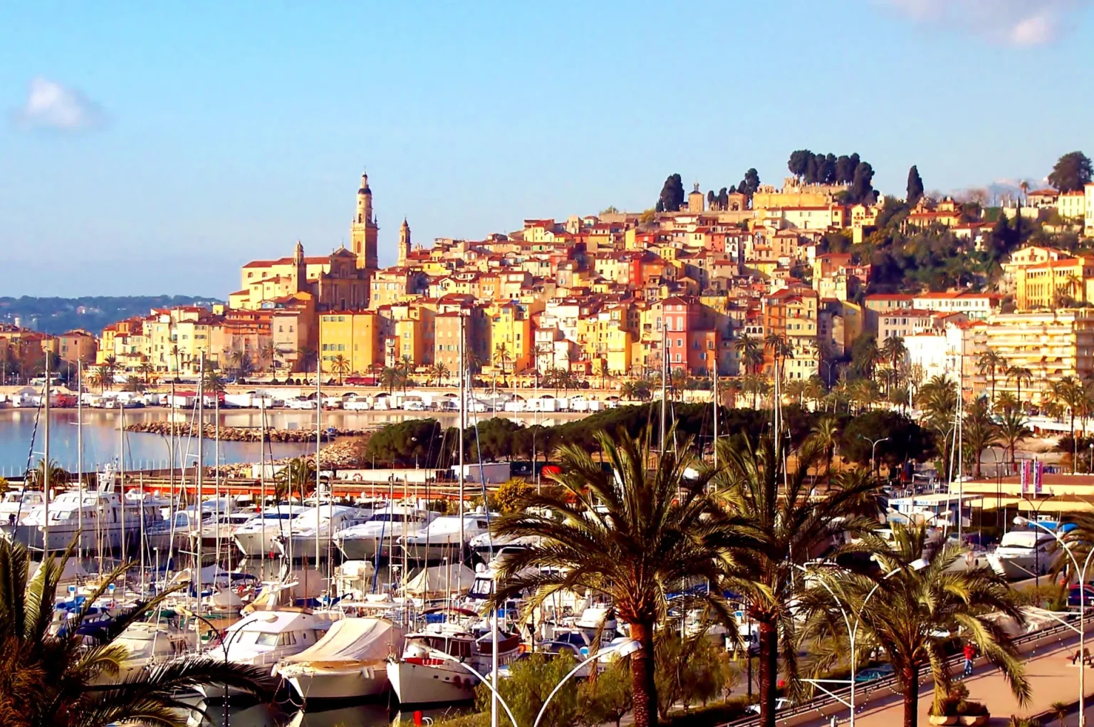 Menton : la vieille ville aux façades colorées au-dessus du port de plaisance