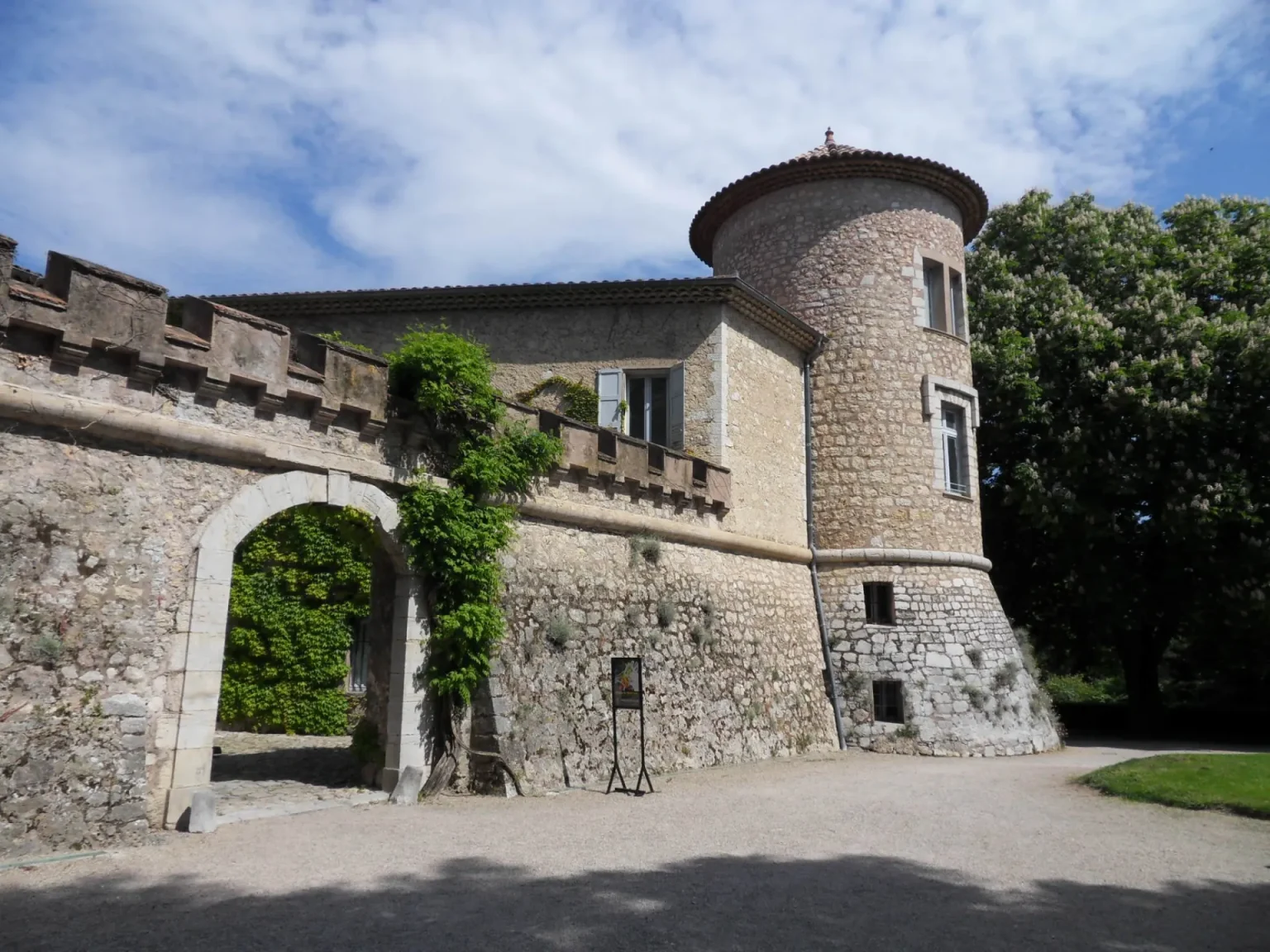 Le château de Mouans-Sartoux, sa tour ronde et son porche d'entrée
