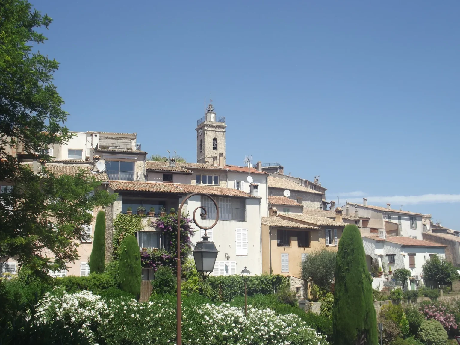 Le vieux village de Mougins et son clocher sous un ciel bleu d'été