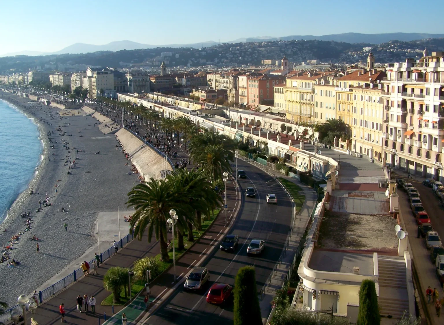 Nice : le quai des États-Unis et la plage de la baie des Anges vus depuis la colline du Château