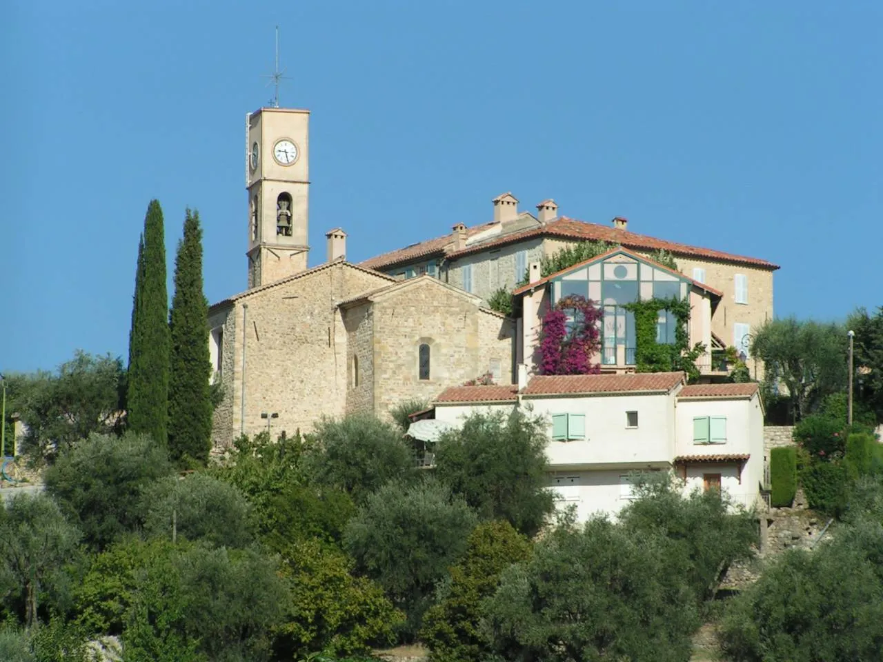 Opio : l’église et les maisons du village au-dessus des oliviers