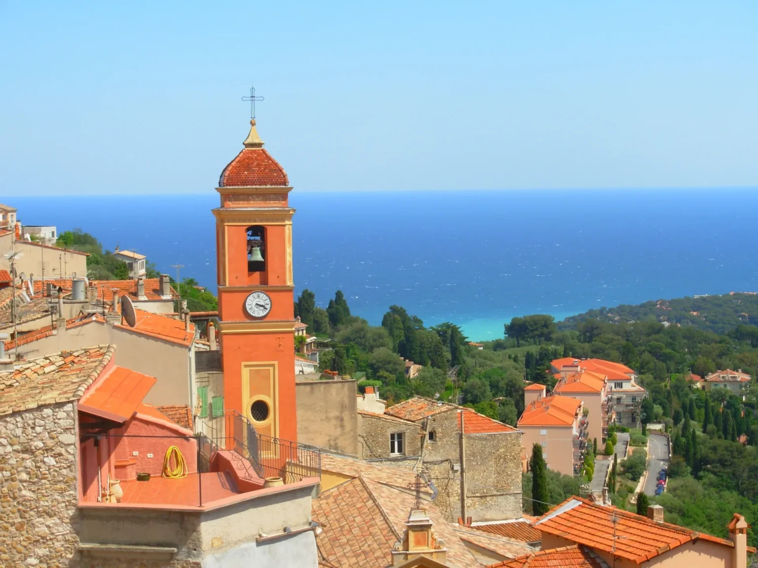 Roquebrune-Cap-Martin : clocher et toits du village perché, la mer en contrebas