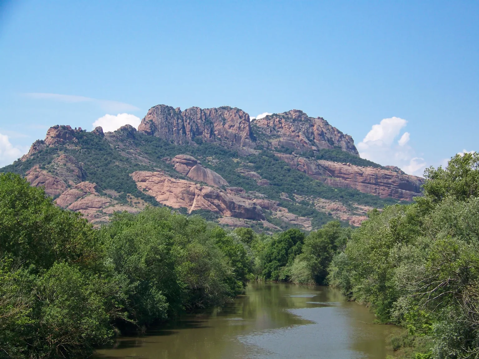 Le rocher de Roquebrune dominant le fleuve Argens, à Roquebrune-sur-Argens