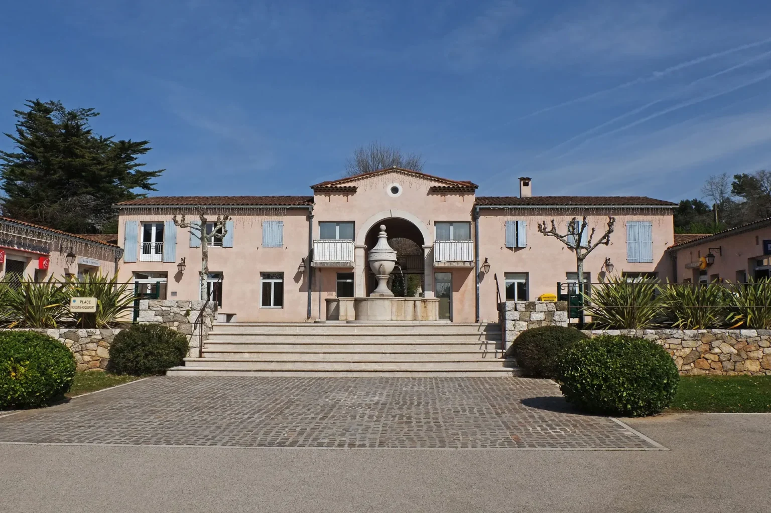Roquefort-les-Pins : la place Mougins-Roquefort