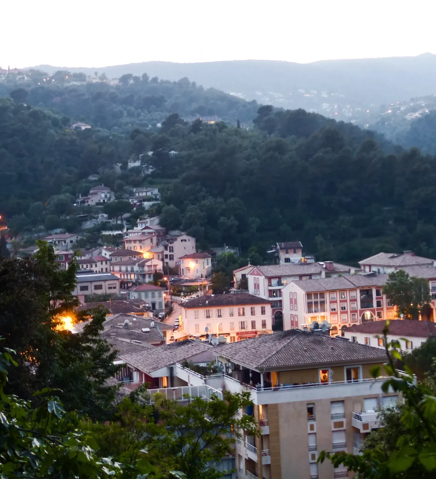 Saint-André-de-la-Roche : immeubles et maisons du village dans la vallée boisée