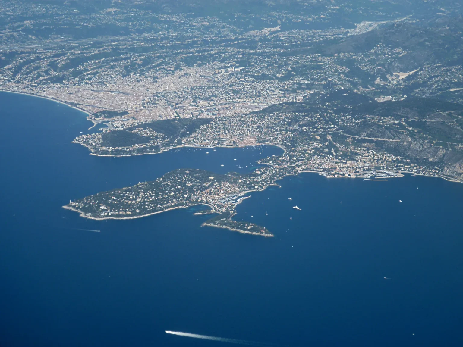 Vue aérienne de la presqu’île du Cap-Ferrat et de la rade de Villefranche