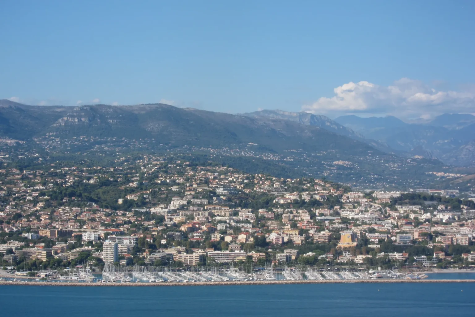 Vue aérienne de Saint-Laurent-du-Var : le port de plaisance, la ville et les collines