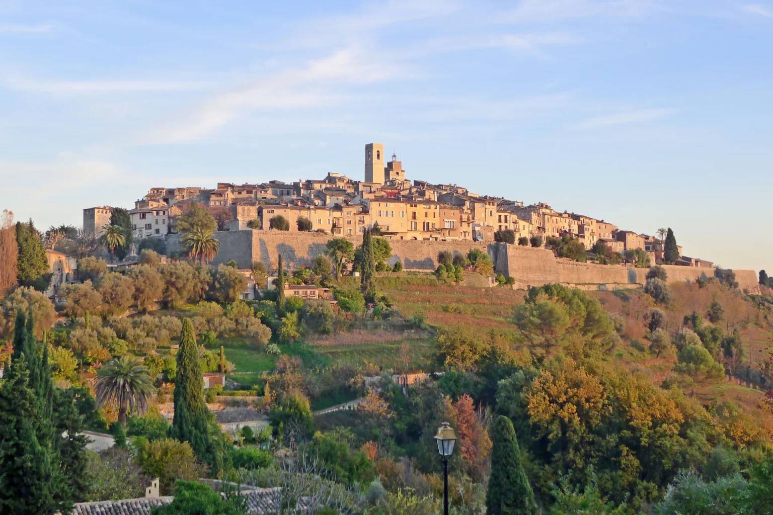 Le village perché de Saint-Paul-de-Vence et ses remparts, vus depuis la route de La Colle