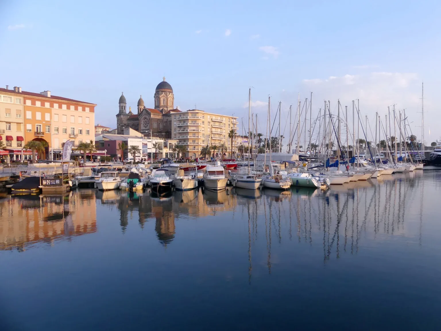 Le port de Saint-Raphaël et la basilique Notre-Dame-de-la-Victoire en fin de journée