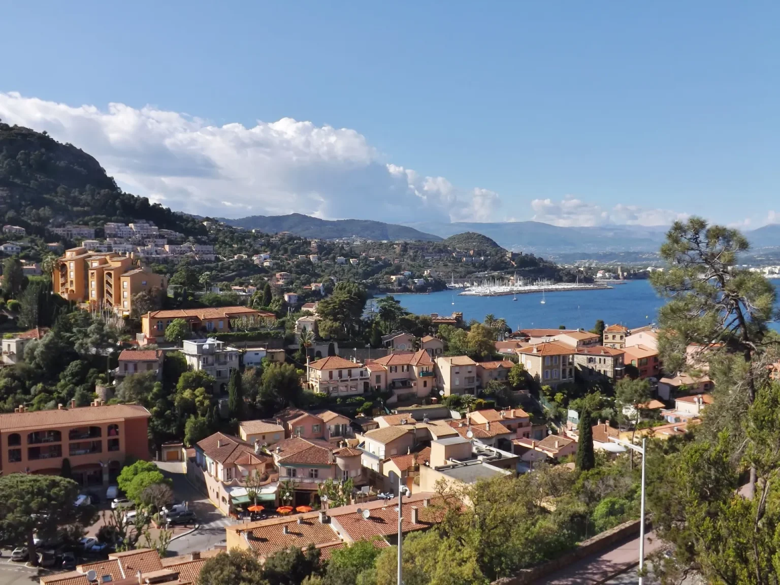 Le village de Théoule-sur-Mer et la baie de La Napoule vus depuis les hauteurs