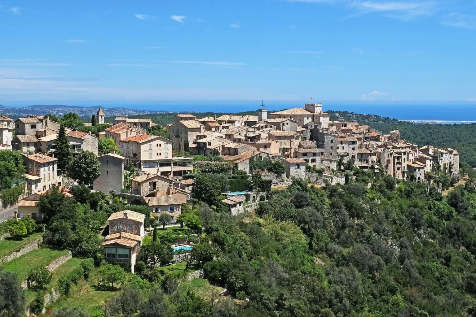 Tourrettes-sur-Loup : le village médiéval perché en été