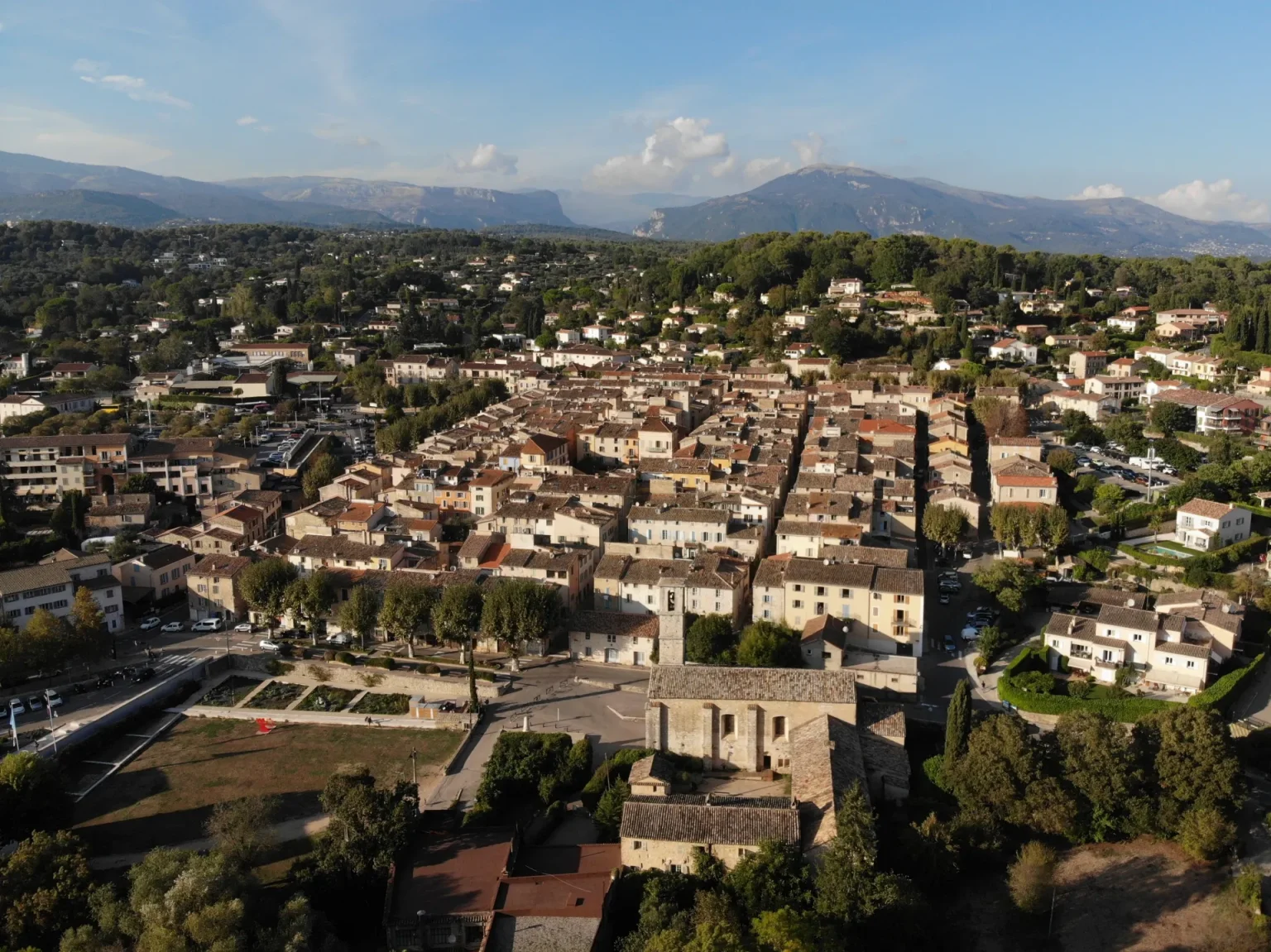 Vue aérienne du vieux village de Valbonne et de son plan en damier, église au premier plan