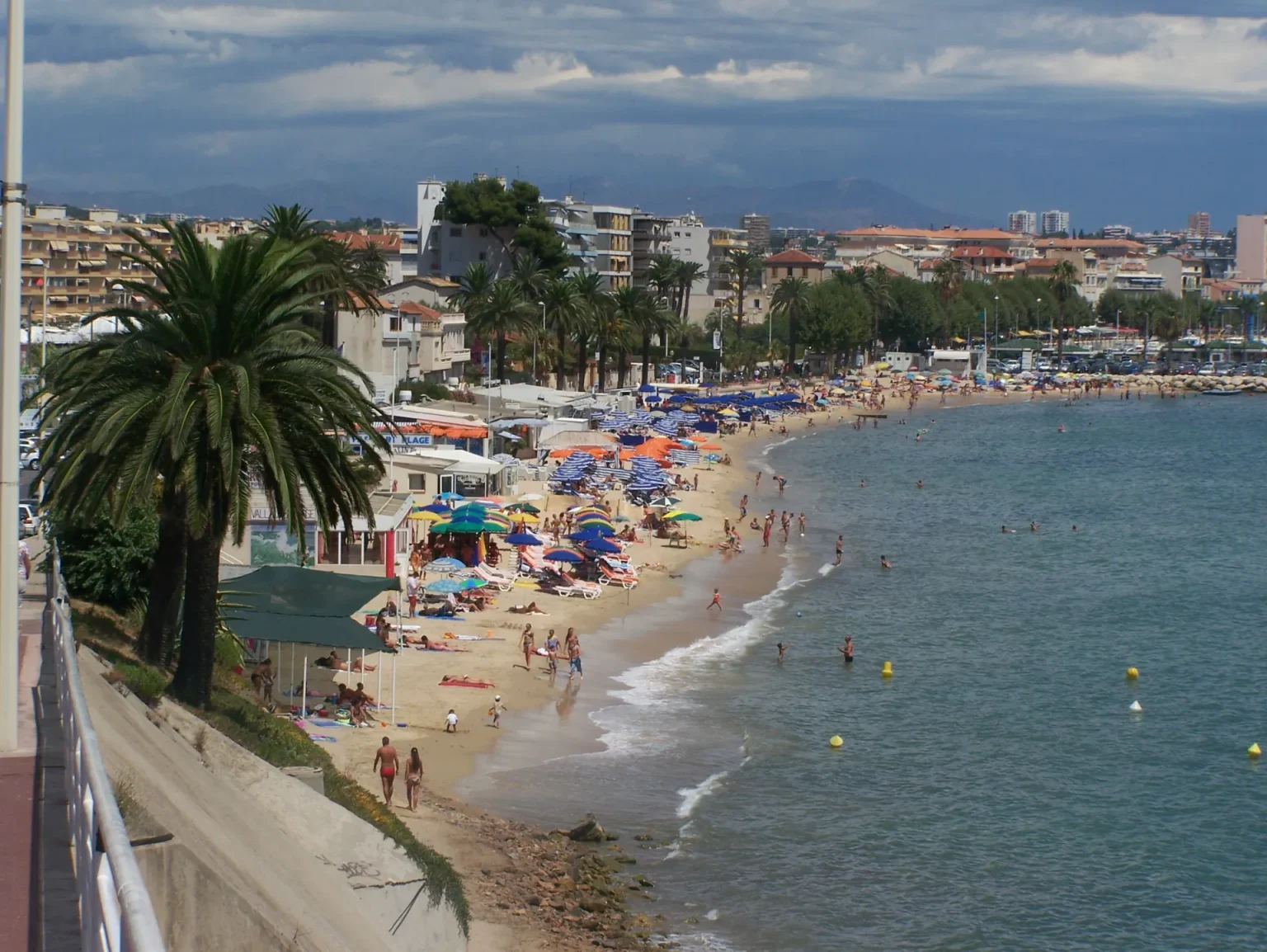 La plage et la baie de Golfe-Juan, sur la commune de Vallauris, en été