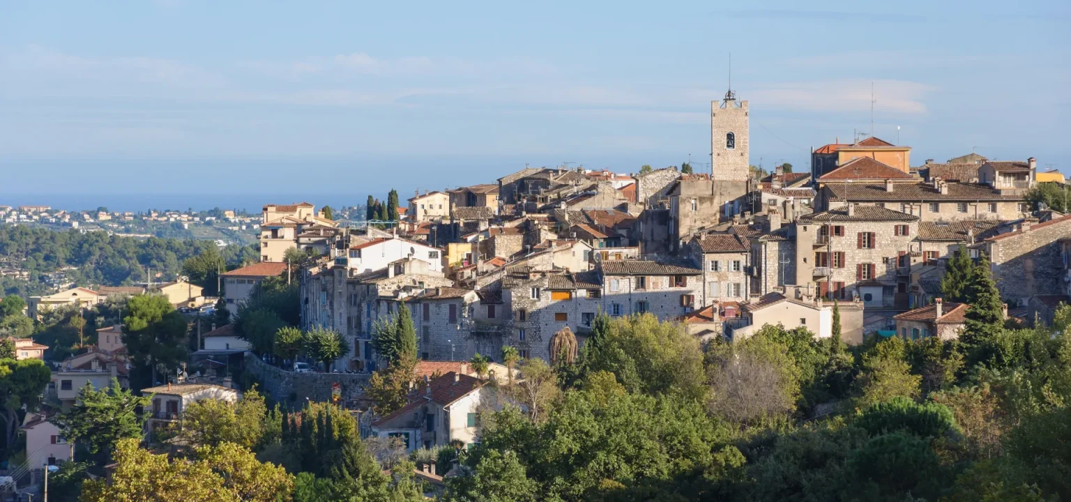 La cité historique de Vence et sa tour, avec la mer Méditerranée en arrière-plan